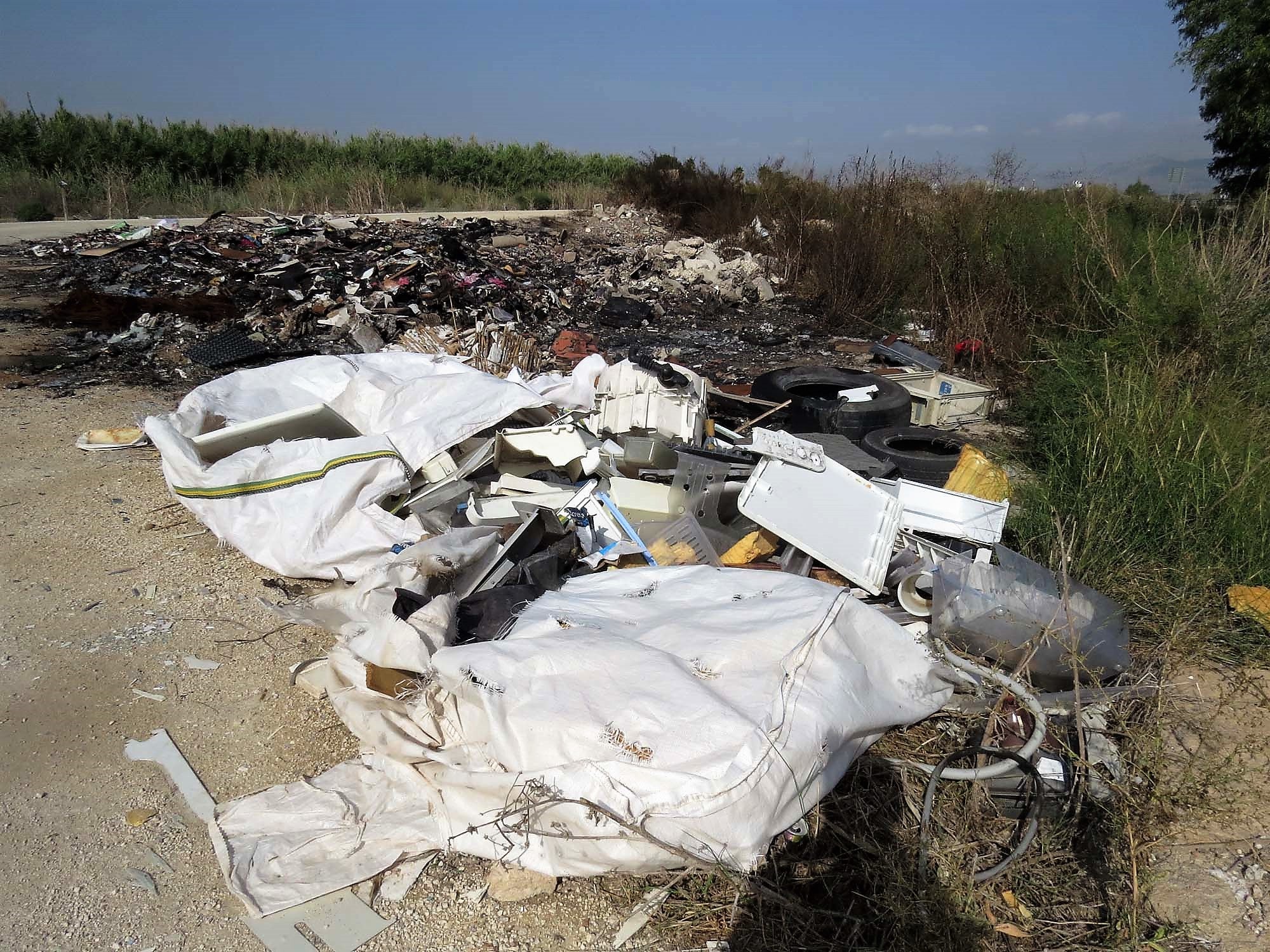 Amigos de los Humedales del Sur de Alicante exige la limpieza de basura acumulada en el perímetro de El Hondo Amigos de los Humedales del Sur de Alicante exige la limpieza de basura acumulada en el perímetro de El Hondo