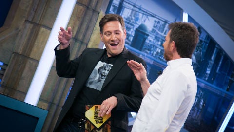 Carlos Latre se estrena como colaborador de 'El Hormiguero 3.0' jugando al 'Tel&eacute;fono escacharrado' con Paulina Rubio