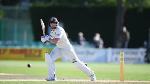 Béisbol en acción (14-09-2018) El bateador de Surrey Mark Stoneman recorre el límite durante el día cuatro del partido de División Uno del Campeonato del Condado de Specsavers entre Worcestershire y Surrey en New Road.