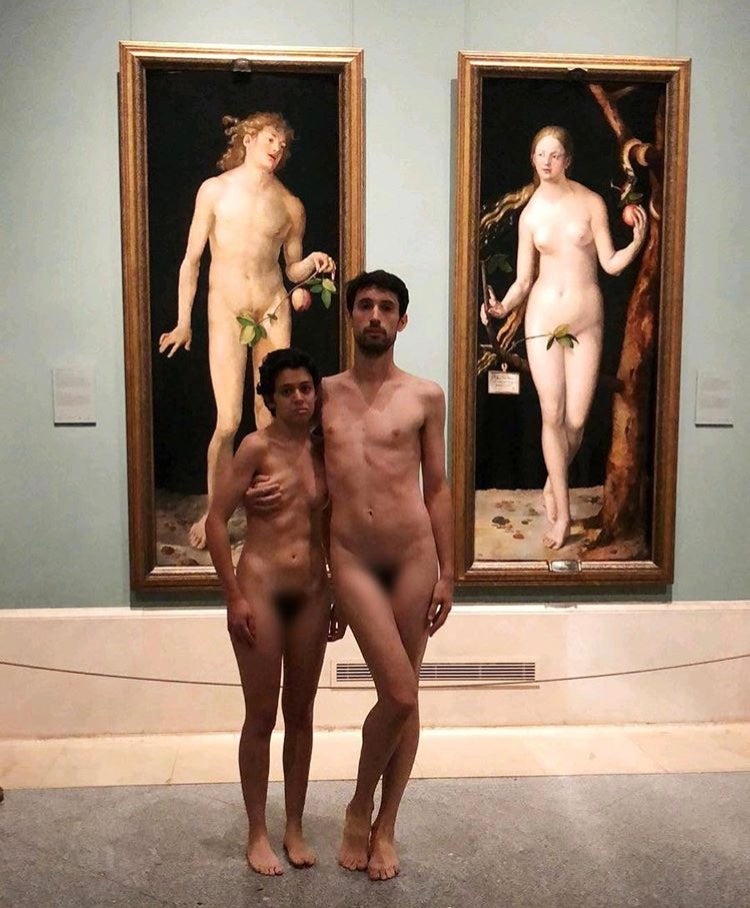 Una pareja posa desnuda delante de los cuadros de Adán y Eva en el Museo del Prado Una pareja posa desnuda delante de los cuadros de Adán y Eva en el Museo del Prado