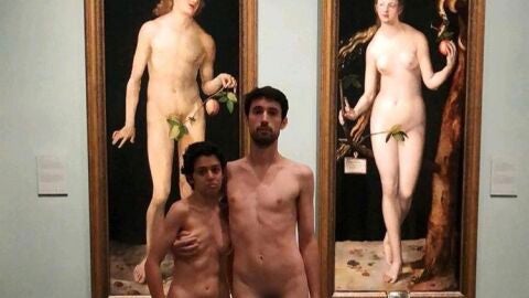 Pareja desnuda frente a los cuadros de Ad&aacute;n y Eva en el Museo del Prado