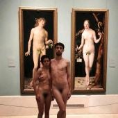 Pareja desnuda frente a los cuadros de Adán y Eva en el Museo del Prado