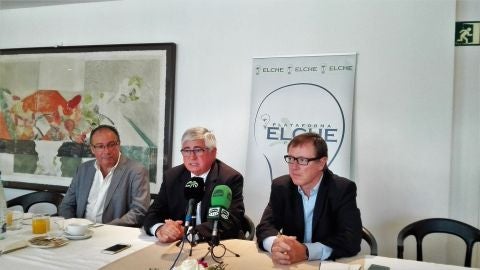 Alfonso Mart&iacute;nez, en el centro, en Elche