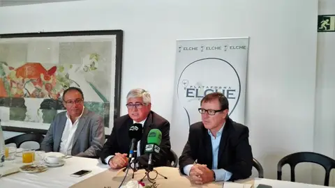 Alfonso Martínez, en el centro, en Elche Alfonso Martínez, en el centro, en Elche
