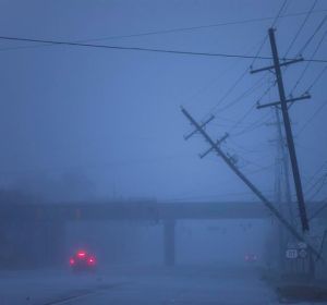 Postes de la luz semi caídos tras el paso del huracán Florence Postes de la luz semi caídos tras el paso del huracán Florence