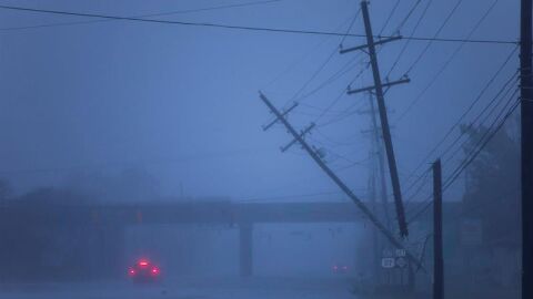  Postes de la luz semi ca&iacute;dos tras el paso del hurac&aacute;n Florence