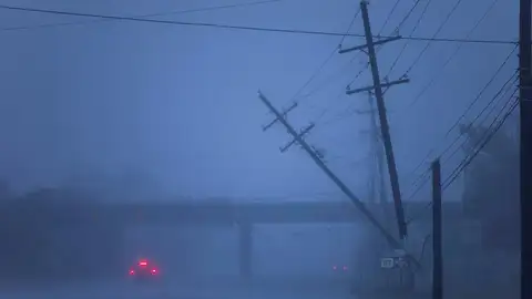 Postes de la luz semi caídos tras el paso del huracán Florence Postes de la luz semi caídos tras el paso del huracán Florence