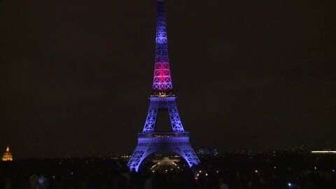 La Torre Eiffel se ilumina por primera vez con los colores de Jap&oacute;n