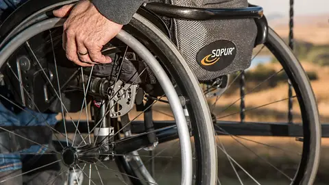 Un hombre en silla de ruedas Un hombre en silla de ruedas