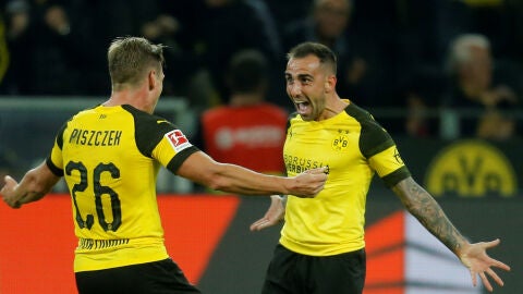 Paco Alc&aacute;cer celebra su primer gol con el Dortmund