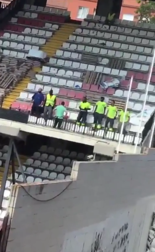 Los operarios del Estadio de Vallecas comprueban la seguridad de las gradas saltando sobre ellas Los operarios del Estadio de Vallecas comprueban la seguridad de las gradas saltando sobre ellas