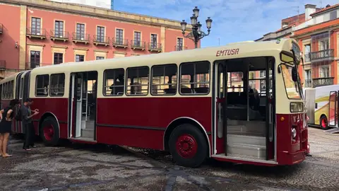 Emtusa recupera uno de sus antiguos vehículos para celebrar los 40 años de la empresa municipal Plaza Mayor de Gijón