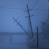 Postes de la luz semi caídos tras el paso del huracán Florence