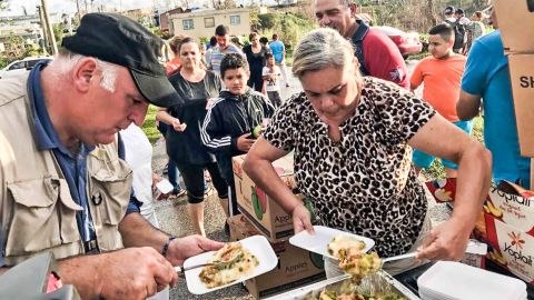 El cocinero Jos&eacute; Andr&eacute;s ha publicado un libro en el que detalla su ayuda tras el paso del hurac&aacute;n Mar&iacute;a, sirviendo 3,6 millones de comidas. 