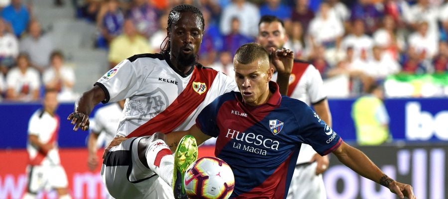 Samuele Longo y Ba se disputan la posesión del balón Samuele Longo y Ba se disputan la posesión del balón