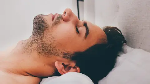 Un joven dormido. Un joven dormido.