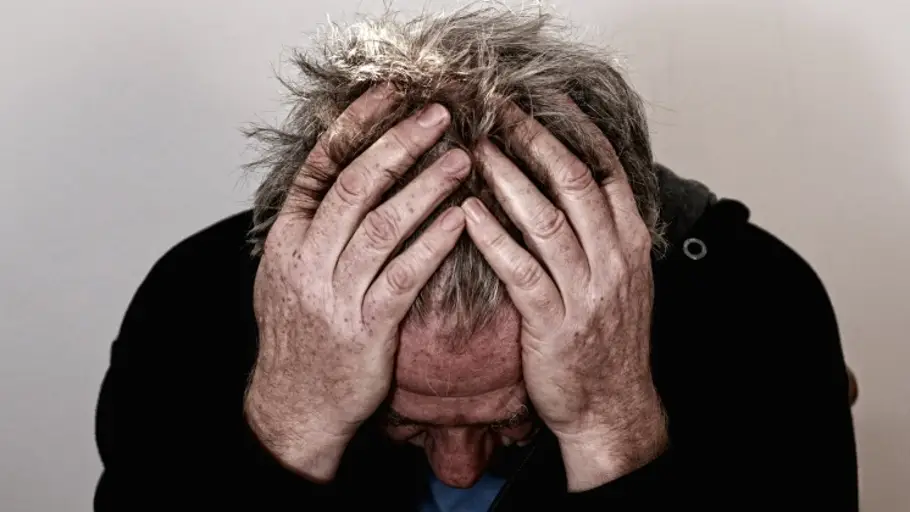 Imagen de archivo de un hombre sufriendo dolor de cabeza Imagen de archivo de un hombre sufriendo dolor de cabeza