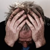 Imagen de archivo de un hombre sufriendo dolor de cabeza