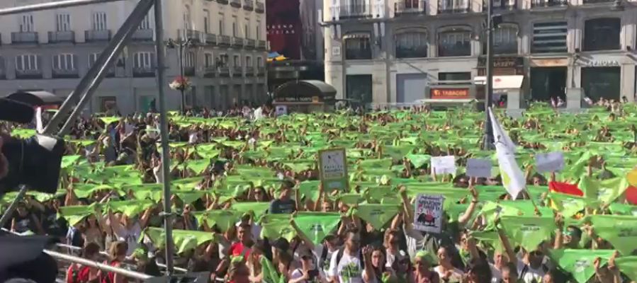 Miles de personas se concentran en Madrid para pedir la abolición de la becerradas Miles de personas se concentran en Madrid para pedir la abolición de la becerradas