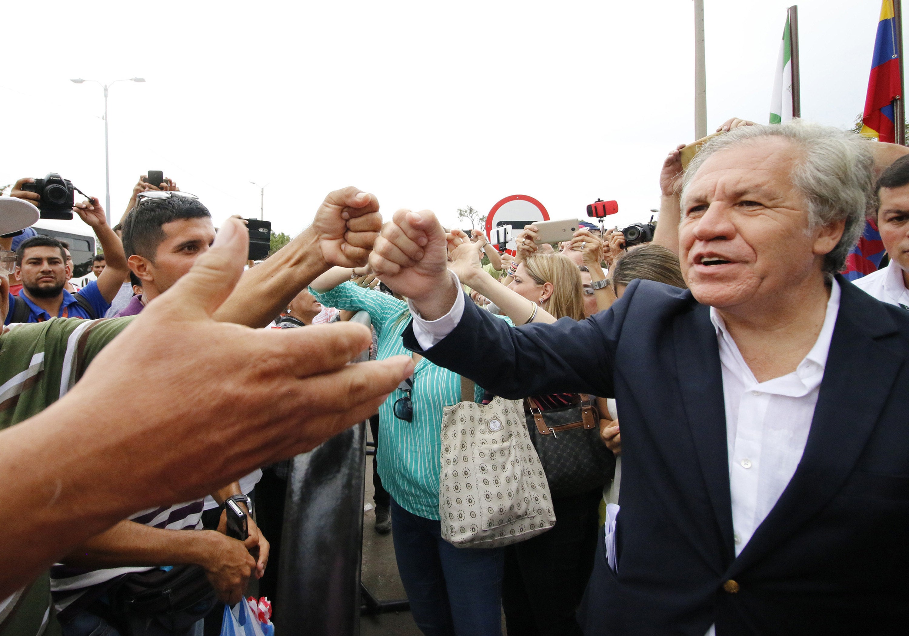 Almagro (OEA) recomienda a Zapatero "que no sea imbécil" y no defienda la "dictadura" de Maduro Almagro (OEA) recomienda a Zapatero "que no sea imbécil" y no defienda la "dictadura" de Maduro