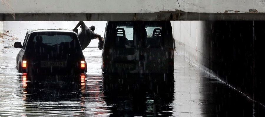 Una persona intenta sale de una furgoneta atrapada en un tunel de Alfafar debido a las intensa lluvias Una persona intenta sale de una furgoneta atrapada en un tunel de Alfafar debido a las intensa lluvias