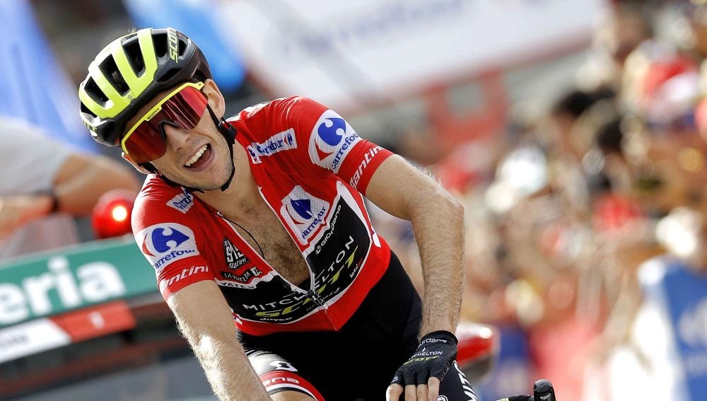 Simon Yates llega a meta en una de las etapas de la Vuelta