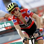 Simon Yates llega a meta en una de las etapas de la Vuelta Simon Yates llega a meta en una de las etapas de la Vuelta