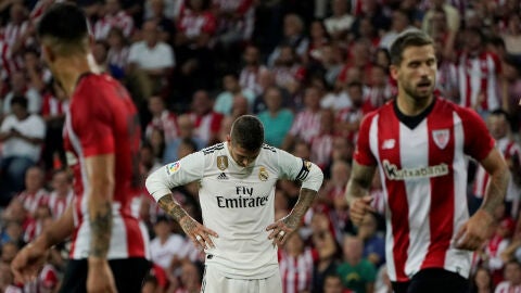 Sergio Ramos, cabizbajo ante el Athletic