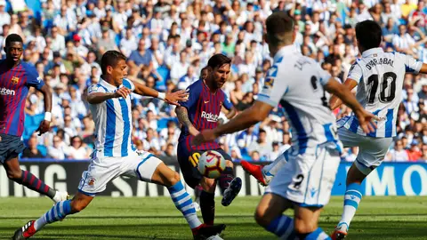 Messi dispara ante la defensa de la Real Sociedad Messi dispara ante la defensa de la Real Sociedad