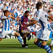 Messi dispara ante la defensa de la Real Sociedad