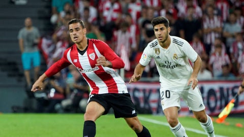 Dani Garc&iacute;a conduce el bal&oacute;n ante la presi&oacute;n de Marco Asensio