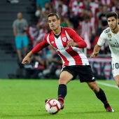 Dani García conduce el balón ante la presión de Marco Asensio