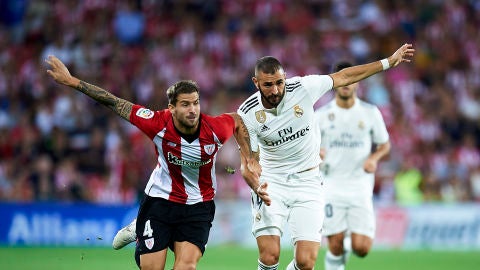 I&ntilde;igo Mart&iacute;nez y Benzema se disputan la posesi&oacute;n del bal&oacute;n