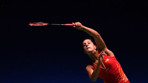 Carolina Mar&iacute;n golpea el volante