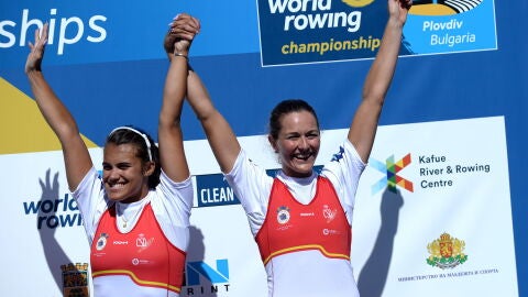 Anna Boada y Aina Cid celebran su medalla de bronce