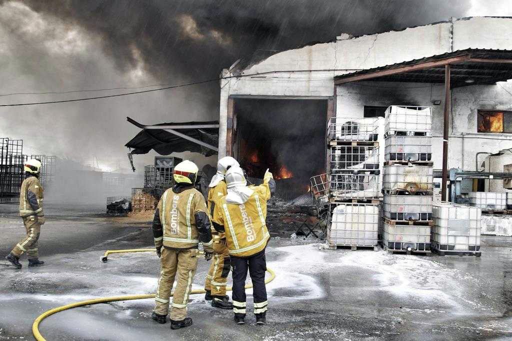 Una treintena de efectivos de bomberos trabajan en la extinción de un incendio en una nave de productos de látex del polígono del Boch de Crevillent Una treintena de efectivos de bomberos trabajan en la extinción de un incendio en una nave de productos de látex del polígono del Boch de Crevillent