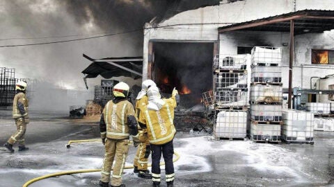 Efectivos de bomberos en el incendio de la nave industrial de Crevillent