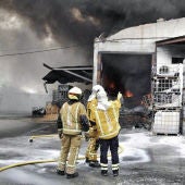 Efectivos de bomberos en el incendio de la nave industrial de Crevillent