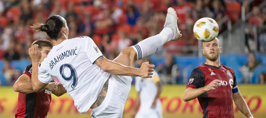 Ibrahimovic remata de manera acrobática Ibrahimovic remata de manera acrobática