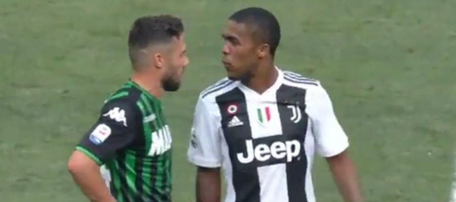 Douglas Costa escupe a su rival Douglas Costa escupe a su rival