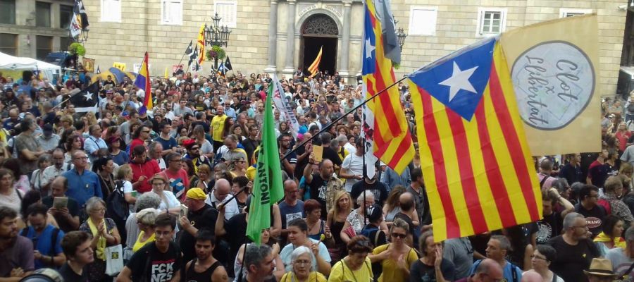 Manifestantes independentistas en la Plaza de Sant Jaume Manifestantes independentistas en la Plaza de Sant Jaume