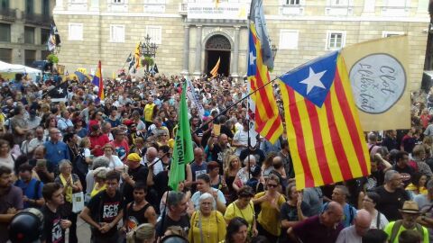 Manifestantes independentistas en la Plaza de Sant Jaume