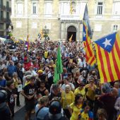 Manifestantes independentistas en la Plaza de Sant Jaume