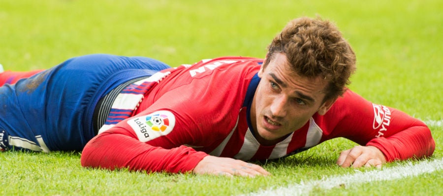 Griezmann, tirado en el césped Griezmann, tirado en el césped