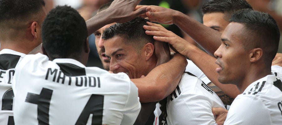 Los jugadores de la Juventus celebran un gol con Cristiano Ronaldo Los jugadores de la Juventus celebran un gol con Cristiano Ronaldo