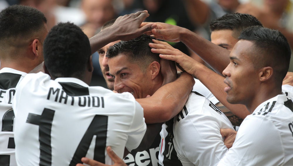 Los jugadores de la Juventus celebran un gol con Cristiano Ronaldo