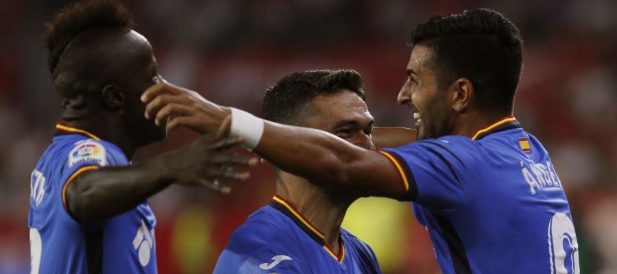 Los jugadores del Getafe celebran uno de los goles de Ángel Rodríguez contra el Sevilla Los jugadores del Getafe celebran uno de los goles de Ángel Rodríguez contra el Sevilla
