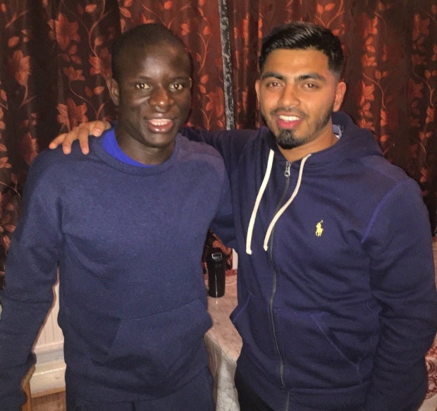 Kanté, jugador del Chelsea, perdió un tren y acabó cenando, viendo la televisión y jugando al FIFA en casa de unos desconocidos Kanté, jugador del Chelsea, perdió un tren y acabó cenando, viendo la televisión y jugando al FIFA en casa de unos desconocidos
