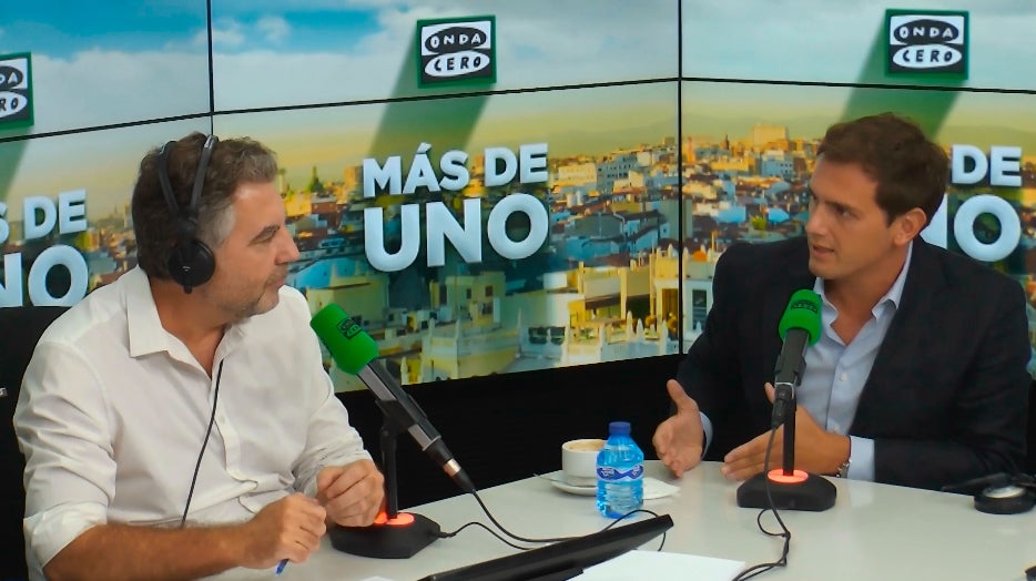 Rivera insiste en que Sánchez comparezca en el Congreso para explicar su tesis Rivera insiste en que Sánchez comparezca en el Congreso para explicar su tesis