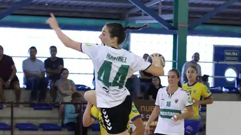 La internacional ilicitana Ana Martínez regresó a las pistas un año después frente al Rocasa Gran Canaria. BALONMANO